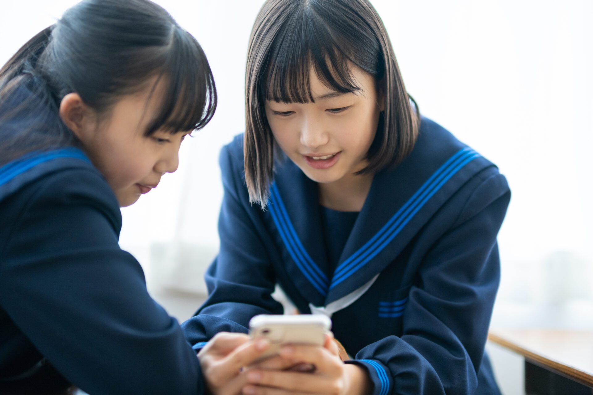 休み時間を過ごす学生